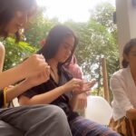 Tissa Biani Azzahra Instagram - Yang aku suka setiap shooting film itu adalah prosesnya, gak semuanya bisa instan , karena yang instan hasilnya mungkin tidak maksimal. Ini kita throwback waktu workshop melinting kretek tepatnya setahun yang lalu bersama mbak yu ku Dasiyah dan sahabatku Purwanti di series GADIS KRETEK. Sudah bisa disaksikan hanya di Netflix! 🙈😘 (Tungguin bts bts video yang lain ya, akan aku update!)