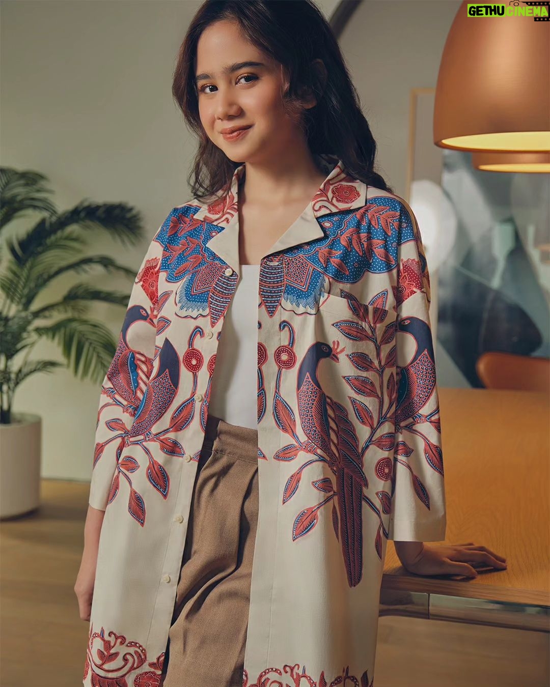 Tissa Biani Azzahra Instagram - Merayakan #HariBatik2023 — @tissabiani tampil chic & elegan dalam balutan koleksi Liru Adnyana, Boket Kupu Bengawan dan Singo Latar Megamendung. Boket Kupu Bengawan berbahan fine cotton yang nyaman dengan cutting loose-fit yang dapat dikenakan oleh pria dan wanita. Singo Latar Megomendung yang estetik dengan teknik pewarnaan gradasi dihadirkan dalam satu set jaket dan celana pendek yang kasual. Kunjungi www.iwantirtabatik.com dan galeri Iwan Tirta Plaza Senayan untuk melihat koleksi lengkap Liru Adnyana. . . #iWearIT #HariBatik2023 #LiruAdnyana Lokasi @fritzhansenstore_jakarta
