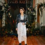 Tissa Biani Azzahra Instagram - Launching teaser Trailer and soundtrack of Netflix Original Series “GADIS KRETEK” 🚬🚬🚬 make up @nathasaagnes hair do @kristalianti styled @hagaipakan photo by @armanfebryan wardrobe @lululutfilabibi Casakhasa Garden Bistro