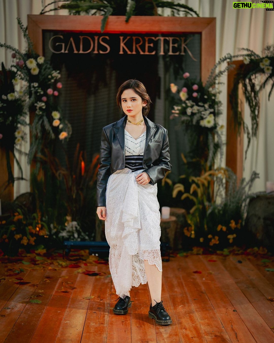 Tissa Biani Azzahra Instagram - Launching teaser Trailer and soundtrack of Netflix Original Series “GADIS KRETEK” 🚬🚬🚬 make up @nathasaagnes hair do @kristalianti styled @hagaipakan photo by @armanfebryan wardrobe @lululutfilabibi Casakhasa Garden Bistro