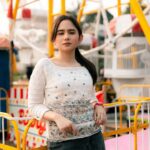 Tissa Biani Azzahra Instagram - wow besok katanya @pilem.agak.laen tayang dibioskop. aku sih udah gak sabar banget yah ketemu marlina ya besokkkk! see u 😘