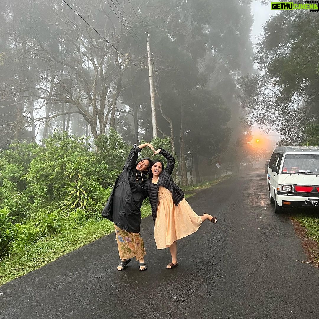 Tissa Biani Azzahra Instagram - Dear kak @therealdisastr , i dedicated this picture to you kak dian a.k.a mbak yu ku terimakasih atas kepercayaannya berperan bersama ku, terimakasih atas energi positive yang kakak kasih ke aku. dari reading, workshop, sampai shooting dimulai aku selalu merasa bersyukur bisa dikasih kesempatan kenal dan kerja bareng sama kakak. Walaupun ini adalah project pertama kita dan kita berperan sebagai kakak adik disini, jujur aku merasa nyaman dan banyak terbantu dengan kehadiran kakak disini, karena hampir disetiap adegan, kakak selalu kasih semangat yang baru untukku dan yang lain. Terimakasih untuk kejujuran dan optimisme yang kakak berikan untuk aku, Last but not least, Terimakasih ya kak sudah memberikan yang terbaik untuk Dasiyah. it is such an honour to meet you!π€π€π€π #GadisKretek sedang tayang di @netflixid