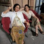 Tissa Biani Azzahra Instagram - Dear kak @therealdisastr , i dedicated this picture to you kak dian a.k.a mbak yu ku terimakasih atas kepercayaannya berperan bersama ku, terimakasih atas energi positive yang kakak kasih ke aku. dari reading, workshop, sampai shooting dimulai aku selalu merasa bersyukur bisa dikasih kesempatan kenal dan kerja bareng sama kakak. Walaupun ini adalah project pertama kita dan kita berperan sebagai kakak adik disini, jujur aku merasa nyaman dan banyak terbantu dengan kehadiran kakak disini, karena hampir disetiap adegan, kakak selalu kasih semangat yang baru untukku dan yang lain. Terimakasih untuk kejujuran dan optimisme yang kakak berikan untuk aku, Last but not least, Terimakasih ya kak sudah memberikan yang terbaik untuk Dasiyah. it is such an honour to meet you!🤍🤍🤍😍 #GadisKretek sedang tayang di @netflixid