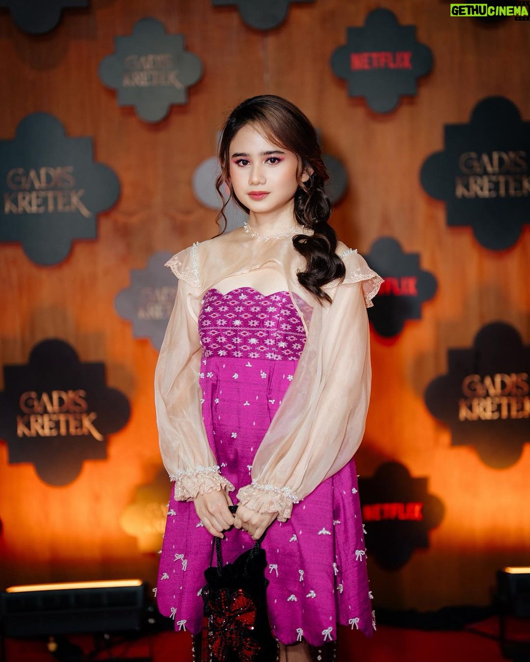 Tissa Biani Azzahra Instagram - Bismillahirrahmanirrahim.. My First Ever Netflix Original Series, GADIS KRETEK now playing! only on @netflixid , Me as Rukayah. 🚬❤️🔥🥺 make up by @ms_lifa hair do @hairdo_mitsa styled by @imeldaimew wardrobe @studiojeje photo by @rezaeza @armanfebryan @snap.nuel Epicentrum XXI