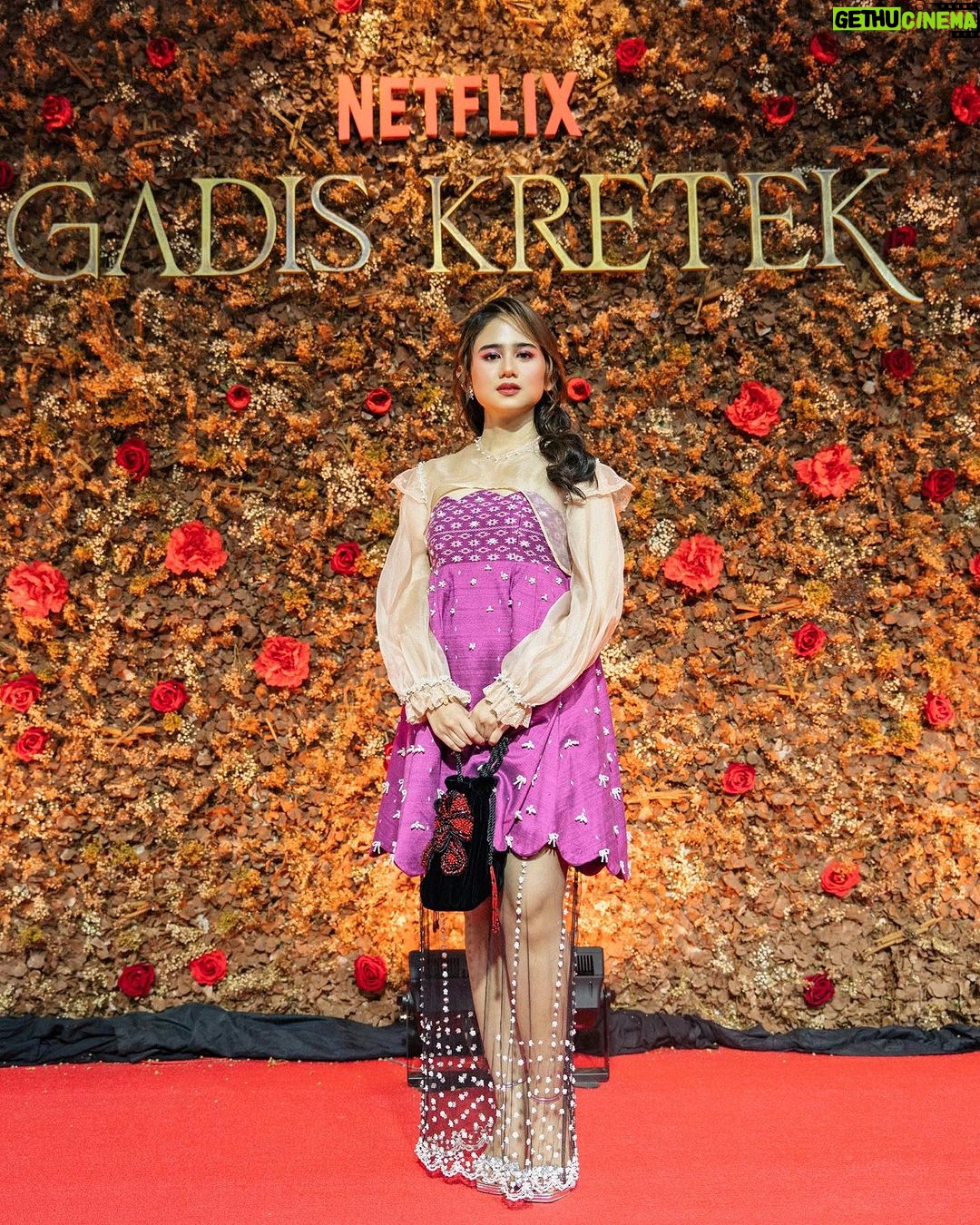 Tissa Biani Azzahra Instagram - Bismillahirrahmanirrahim.. My First Ever Netflix Original Series, GADIS KRETEK now playing! only on @netflixid , Me as Rukayah. 🚬❤️🔥🥺 make up by @ms_lifa hair do @hairdo_mitsa styled by @imeldaimew wardrobe @studiojeje photo by @rezaeza @armanfebryan @snap.nuel Epicentrum XXI