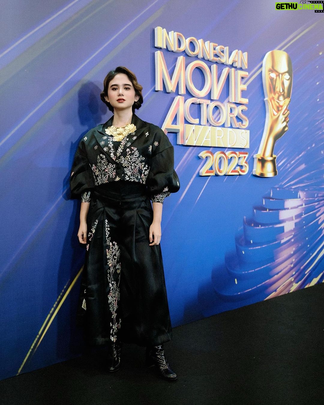 Tissa Biani Azzahra Instagram - Indonesian Movie Actors Awards 2023. tak terasa sudah tahun ke 3 membacakan nominasi disini, terimakasih banyak atas kepercayaannya @imaawards 🖤🥺 make up by my self hair do @hairdo_mitsa styled by @elisyatriyani wardrobe by @melahyarofficial photo by @rezaeza Studio RCTI ( Rajawali Citra Televisi )