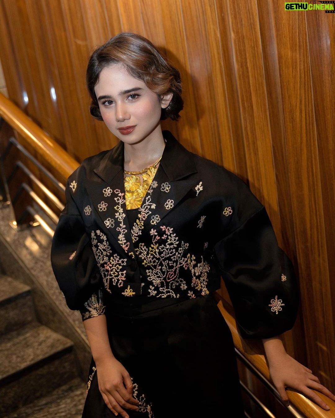 Tissa Biani Azzahra Instagram - Indonesian Movie Actors Awards 2023. tak terasa sudah tahun ke 3 membacakan nominasi disini, terimakasih banyak atas kepercayaannya @imaawards 🖤🥺 make up by my self hair do @hairdo_mitsa styled by @elisyatriyani wardrobe by @melahyarofficial photo by @rezaeza Studio RCTI ( Rajawali Citra Televisi )