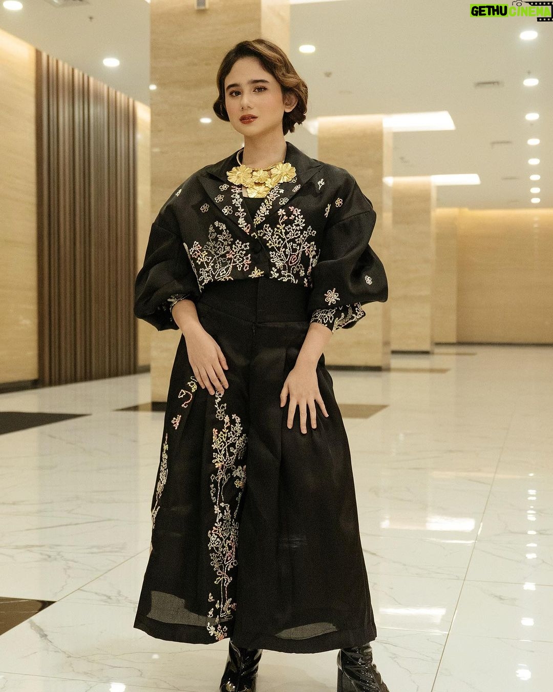 Tissa Biani Azzahra Instagram - Indonesian Movie Actors Awards 2023. tak terasa sudah tahun ke 3 membacakan nominasi disini, terimakasih banyak atas kepercayaannya @imaawards 🖤🥺 make up by my self hair do @hairdo_mitsa styled by @elisyatriyani wardrobe by @melahyarofficial photo by @rezaeza Studio RCTI ( Rajawali Citra Televisi )