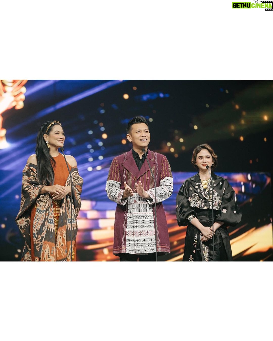 Tissa Biani Azzahra Instagram - Indonesian Movie Actors Awards 2023. tak terasa sudah tahun ke 3 membacakan nominasi disini, terimakasih banyak atas kepercayaannya @imaawards 🖤🥺 make up by my self hair do @hairdo_mitsa styled by @elisyatriyani wardrobe by @melahyarofficial photo by @rezaeza Studio RCTI ( Rajawali Citra Televisi )