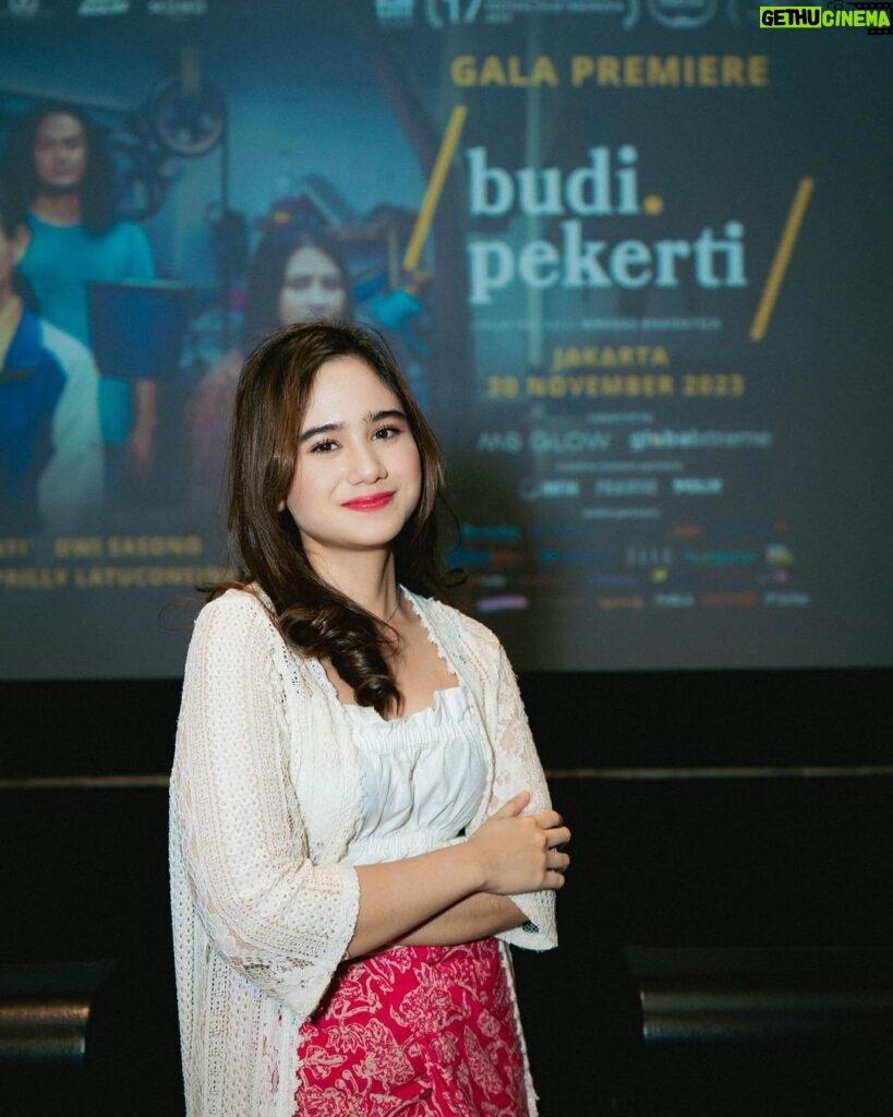 Tissa Biani Azzahra Instagram - film yang sangat mewakili perasaan banyak orang. congrats untuk seluruh team @filmbudipekerti !!!! 🤍🤍🤍🤍👍🏻👍🏻👍🏻😭 📷 by @armanfebryan Plaza Senayan XXI