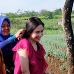 Tissa Biani Azzahra Instagram - film Setengah Hati mulai hari ini tayang di bioskop! @filmsetengahhati 😍