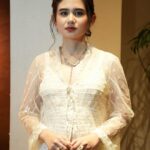 Tissa Biani Azzahra Instagram - Bismillahirrahmanirrahim.. Gala Premiere film terbaru ku berjudul “SETENGAH HATI”! 25 Januari mulai tayang di bioskop! jangan lupa nonton ya ❤️😍 makeup by my self hair do @firdajeanhair outfit from @sejauh_mata_memandang @chitras accessories by @gelap.ruangjiwa photo by @awalludiin Epicentrum XXI