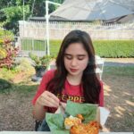 Tissa Biani Azzahra Instagram - Sarapan pagi di Bandoeng. jangan di slide sampe abis, ada yang kekenyangan. 🙏🏻😂 Kota Bandung