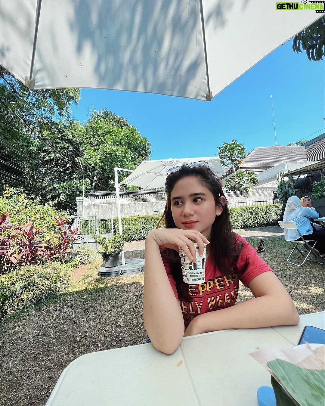 Tissa Biani Azzahra Instagram - Sarapan pagi di Bandoeng. jangan di slide sampe abis, ada yang kekenyangan. 🙏🏻😂 Kota Bandung