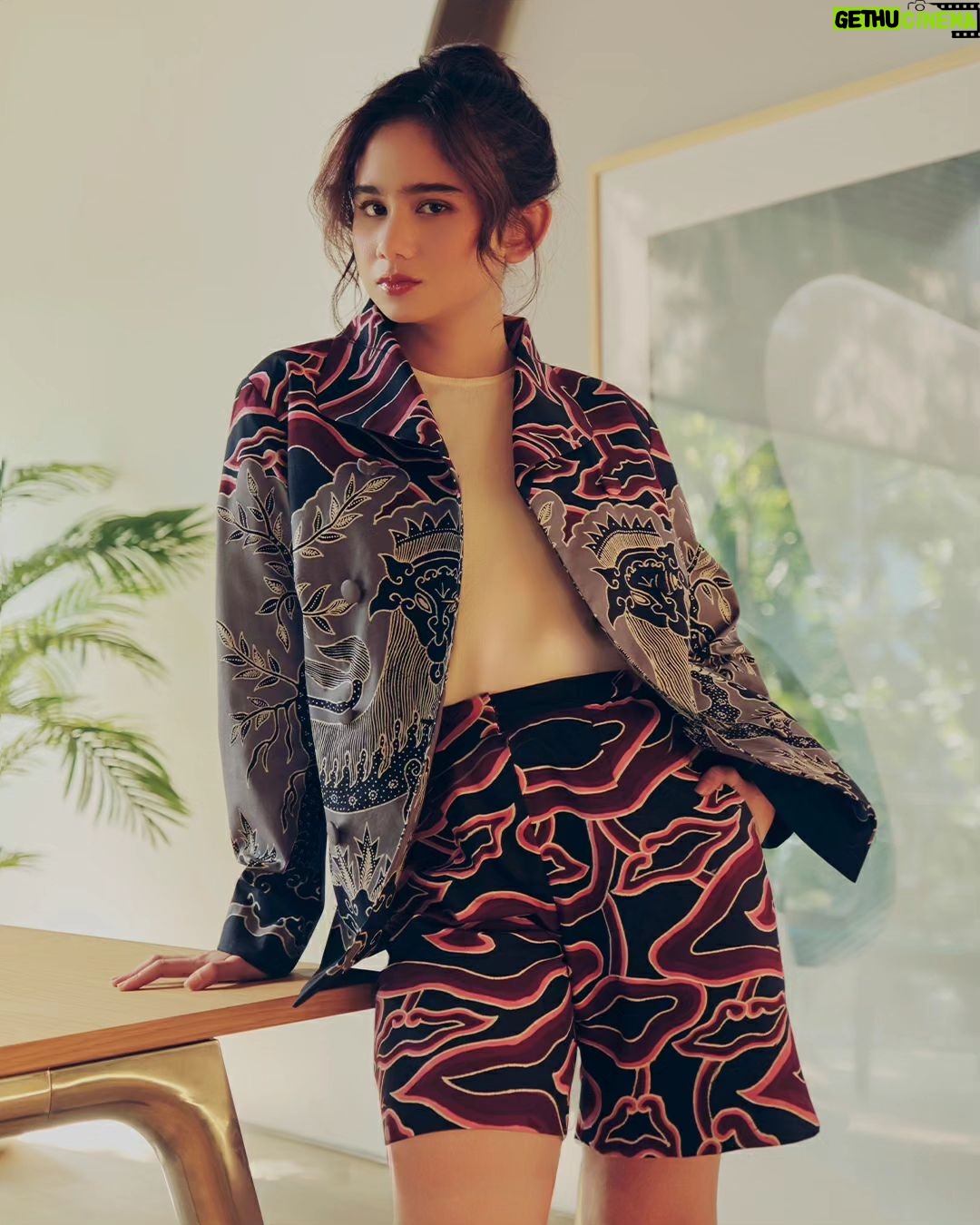 Tissa Biani Azzahra Instagram - Merayakan #HariBatik2023 — @tissabiani tampil chic & elegan dalam balutan koleksi Liru Adnyana, Boket Kupu Bengawan dan Singo Latar Megamendung. Boket Kupu Bengawan berbahan fine cotton yang nyaman dengan cutting loose-fit yang dapat dikenakan oleh pria dan wanita. Singo Latar Megomendung yang estetik dengan teknik pewarnaan gradasi dihadirkan dalam satu set jaket dan celana pendek yang kasual. Kunjungi www.iwantirtabatik.com dan galeri Iwan Tirta Plaza Senayan untuk melihat koleksi lengkap Liru Adnyana. . . #iWearIT #HariBatik2023 #LiruAdnyana Lokasi @fritzhansenstore_jakarta