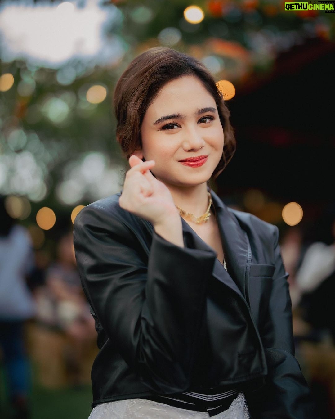 Tissa Biani Azzahra Instagram - Memerankan Rukayah di series GADIS KRETEK adalah salah satu tantangan yang besar untukku. karena harus bergelut dengan konsistensi karakter dalam era waktu yang beda yaitu Kecil-Remaja-Dewasa. gak sabar banget 2 november tayang di @netflixid ❤️😍 photo by @armanfebryan