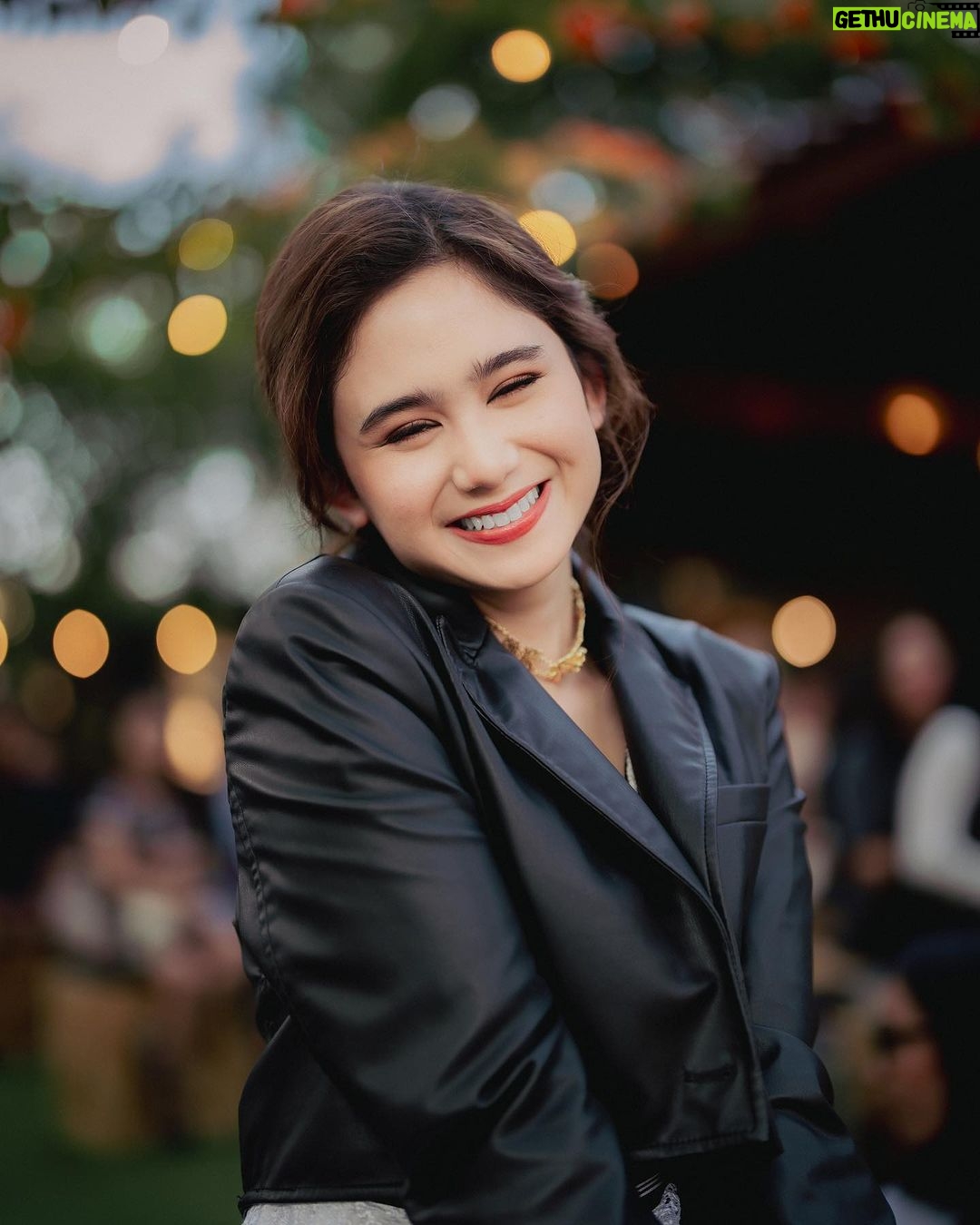 Tissa Biani Azzahra Instagram - Memerankan Rukayah di series GADIS KRETEK adalah salah satu tantangan yang besar untukku. karena harus bergelut dengan konsistensi karakter dalam era waktu yang beda yaitu Kecil-Remaja-Dewasa. gak sabar banget 2 november tayang di @netflixid ❤️😍 photo by @armanfebryan