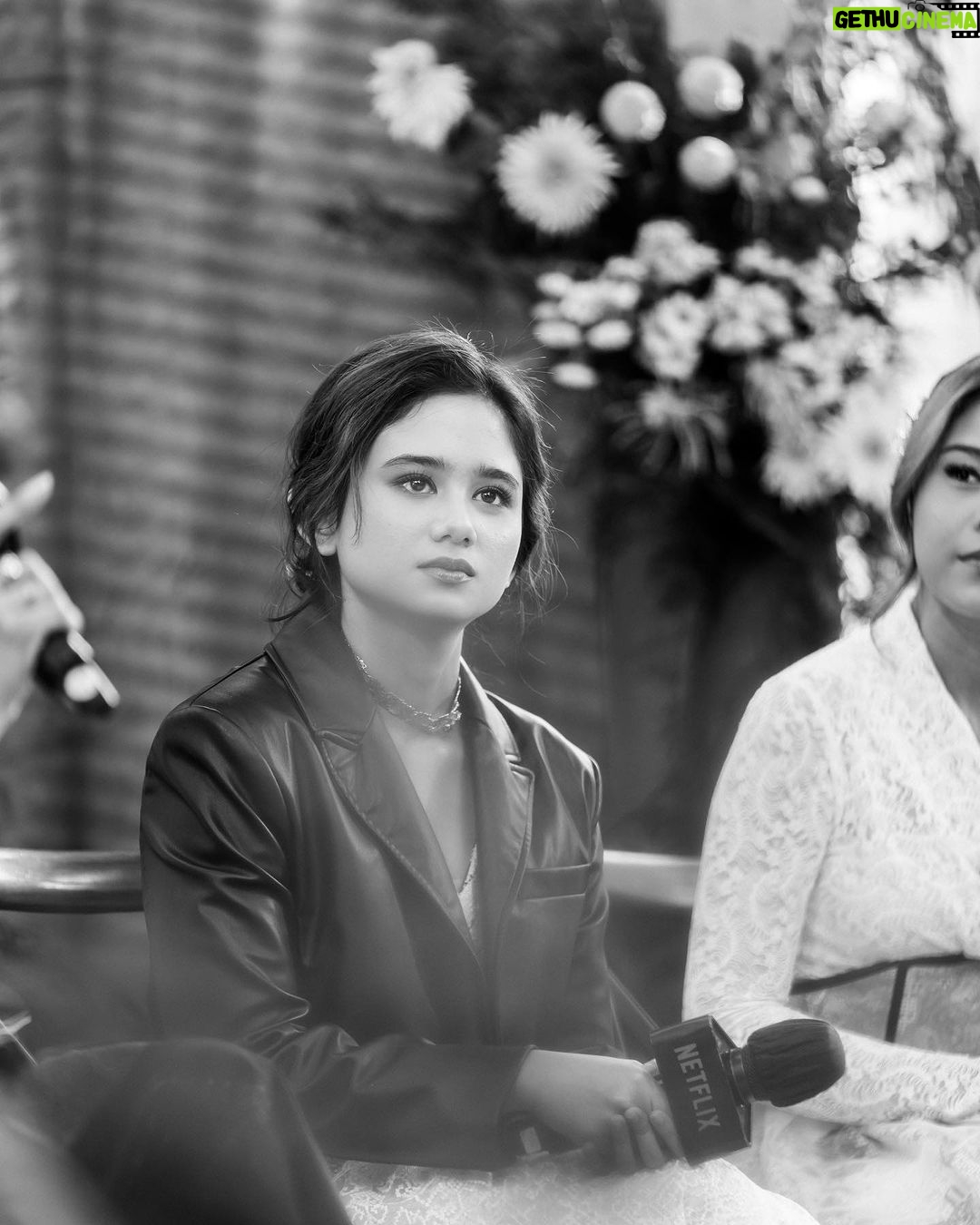 Tissa Biani Azzahra Instagram - Memerankan Rukayah di series GADIS KRETEK adalah salah satu tantangan yang besar untukku. karena harus bergelut dengan konsistensi karakter dalam era waktu yang beda yaitu Kecil-Remaja-Dewasa. gak sabar banget 2 november tayang di @netflixid ❤️😍 photo by @armanfebryan