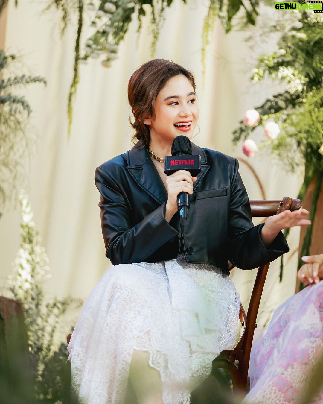Tissa Biani Azzahra Instagram - Memerankan Rukayah di series GADIS KRETEK adalah salah satu tantangan yang besar untukku. karena harus bergelut dengan konsistensi karakter dalam era waktu yang beda yaitu Kecil-Remaja-Dewasa. gak sabar banget 2 november tayang di @netflixid ❤️😍 photo by @armanfebryan