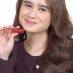 Tissa Biani Azzahra Instagram - Guys, aku mau kasih tau, buat kalian yang setiap hari harus tampil fresh & on, kalian harus banget pake OMG Glassy Lip Tint kayak aku!! Warnanya bagus-bagus banget, intens & tahan hingga 12 jam, transferproof dan bikin wajah kalian freshhhh all day! Pokoknya aku sih approved banget sama OMG Glassy Lip Tint ini🫶🏻 ssst! check outnya di @shopee_id ya! #OMGNeverFade #OMGSelaluPlumpySlayAllDay