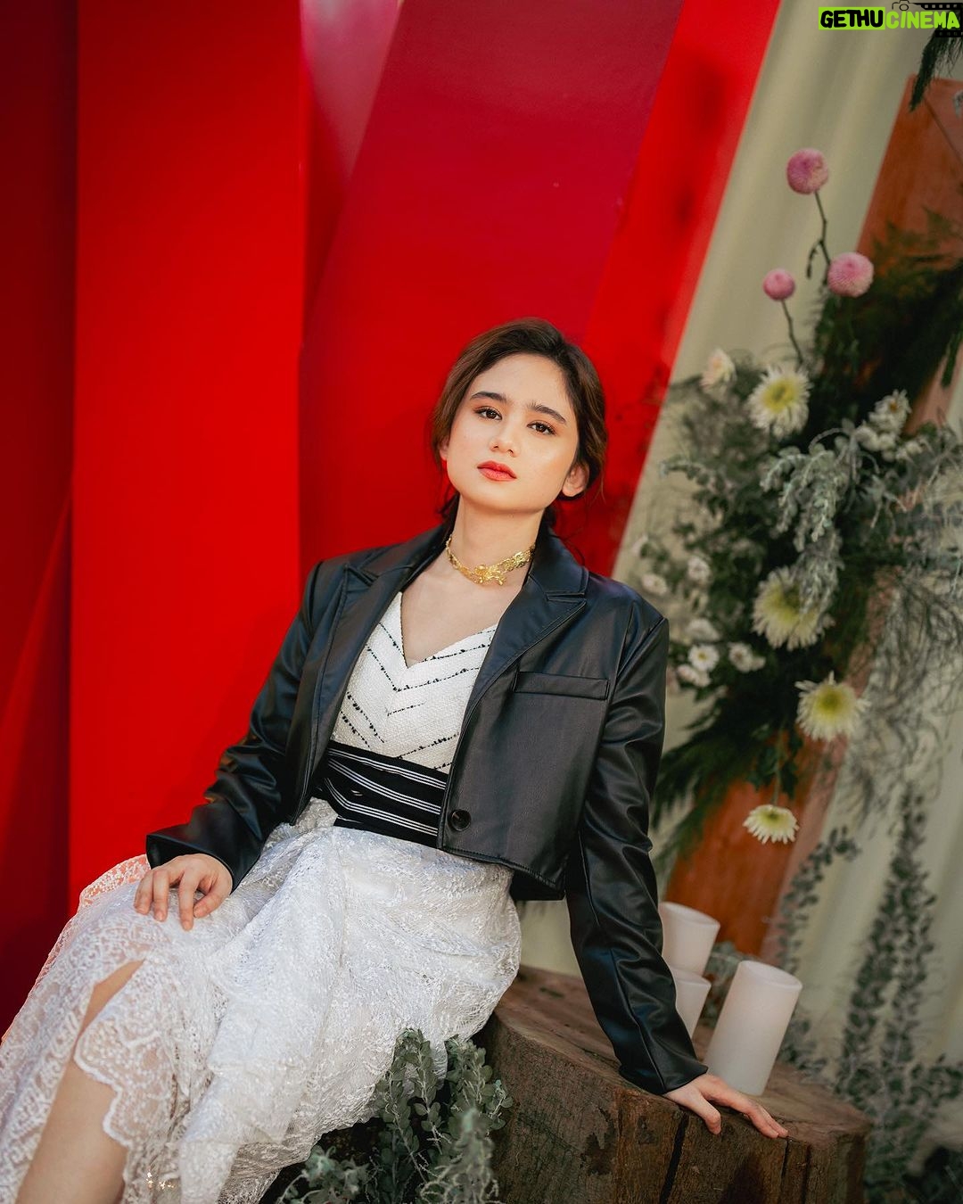 Tissa Biani Azzahra Instagram - Launching teaser Trailer and soundtrack of Netflix Original Series “GADIS KRETEK” 🚬🚬🚬 make up @nathasaagnes hair do @kristalianti styled @hagaipakan photo by @armanfebryan wardrobe @lululutfilabibi Casakhasa Garden Bistro