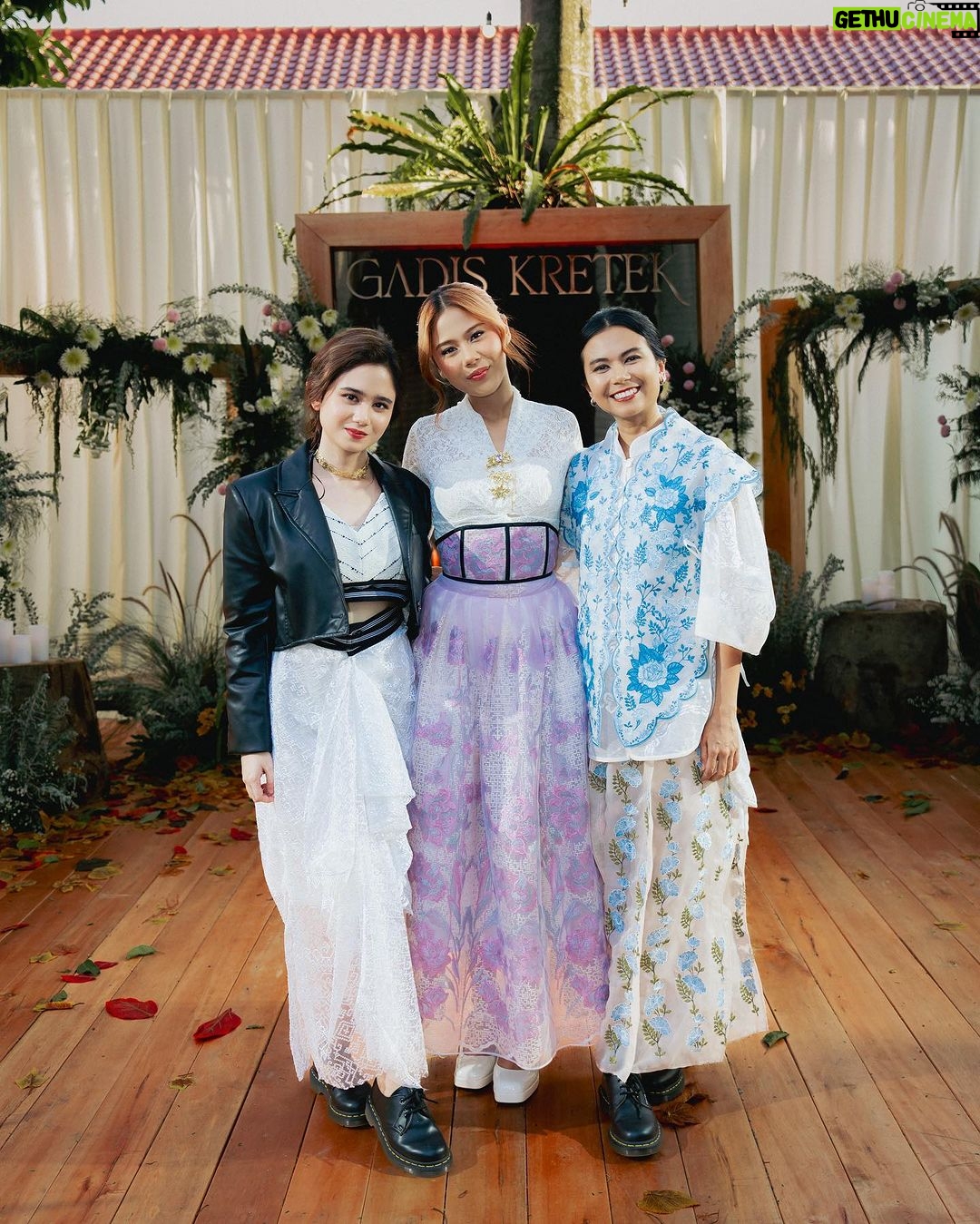 Tissa Biani Azzahra Instagram - Launching teaser Trailer and soundtrack of Netflix Original Series “GADIS KRETEK” 🚬🚬🚬 make up @nathasaagnes hair do @kristalianti styled @hagaipakan photo by @armanfebryan wardrobe @lululutfilabibi Casakhasa Garden Bistro