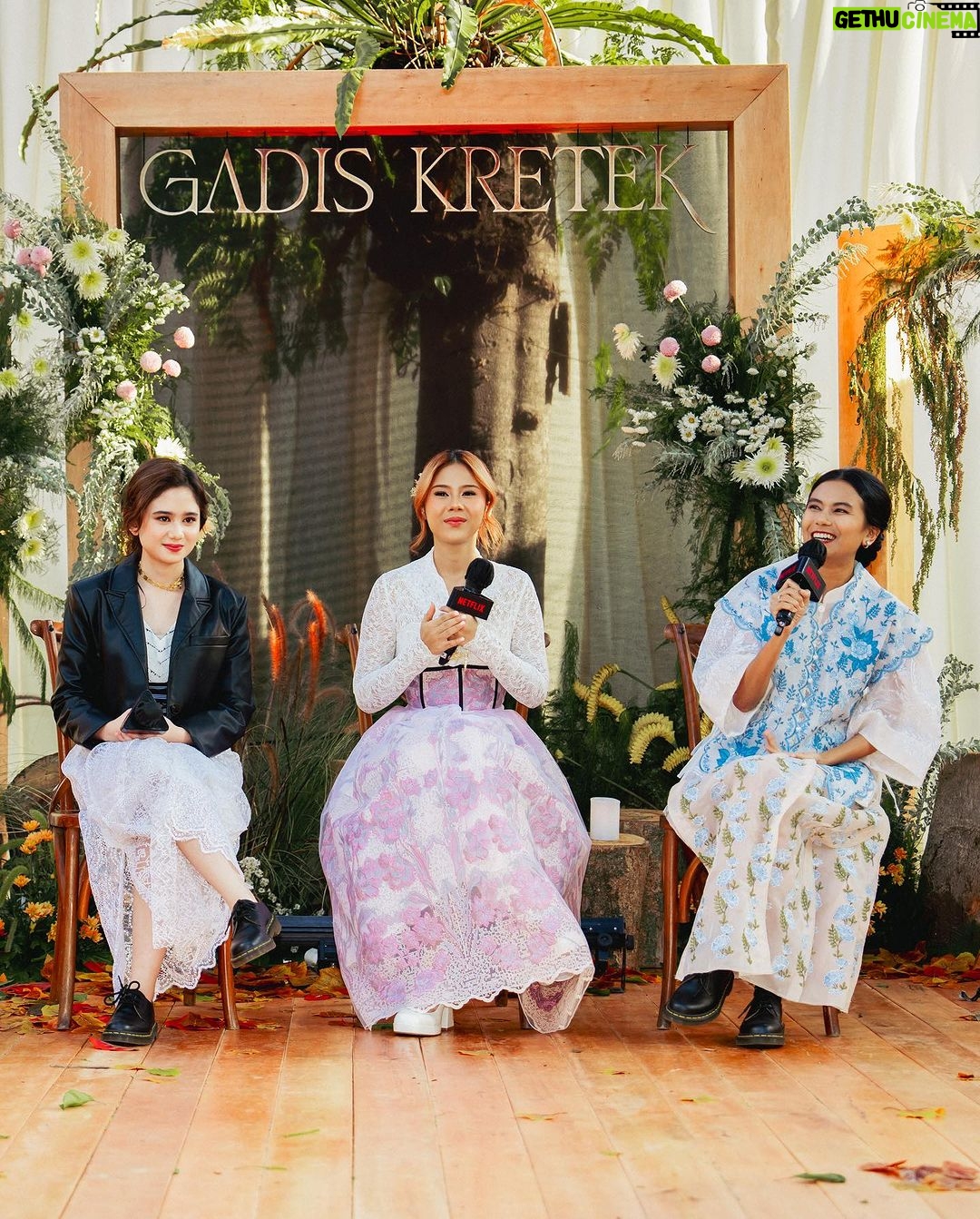 Tissa Biani Azzahra Instagram - Launching teaser Trailer and soundtrack of Netflix Original Series “GADIS KRETEK” 🚬🚬🚬 make up @nathasaagnes hair do @kristalianti styled @hagaipakan photo by @armanfebryan wardrobe @lululutfilabibi Casakhasa Garden Bistro