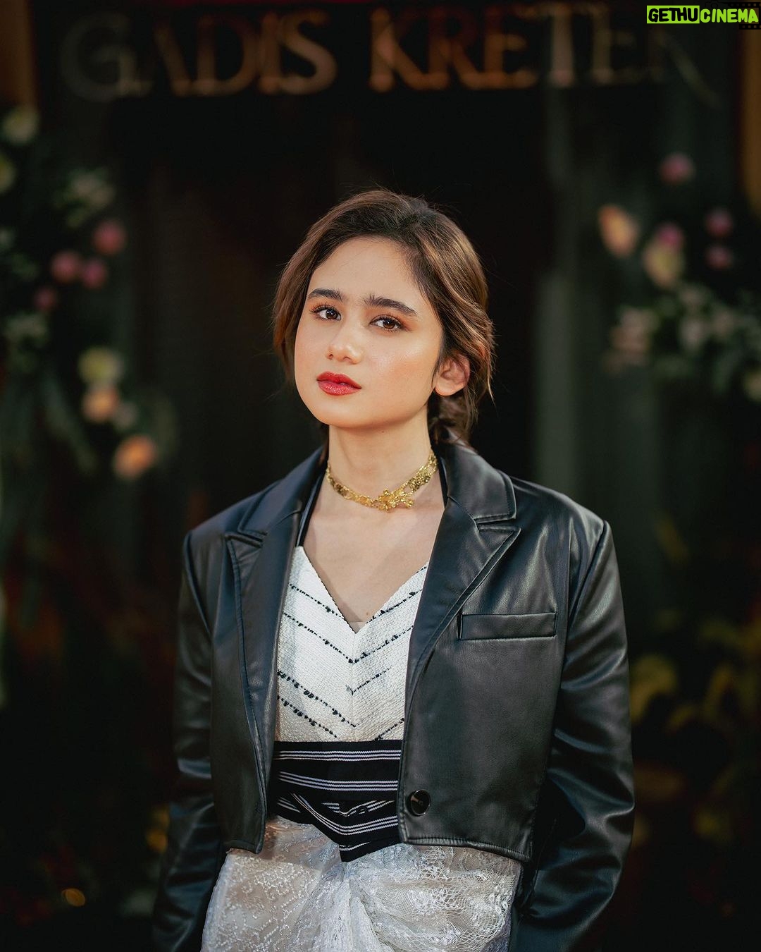 Tissa Biani Azzahra Instagram - Launching teaser Trailer and soundtrack of Netflix Original Series “GADIS KRETEK” 🚬🚬🚬 make up @nathasaagnes hair do @kristalianti styled @hagaipakan photo by @armanfebryan wardrobe @lululutfilabibi Casakhasa Garden Bistro