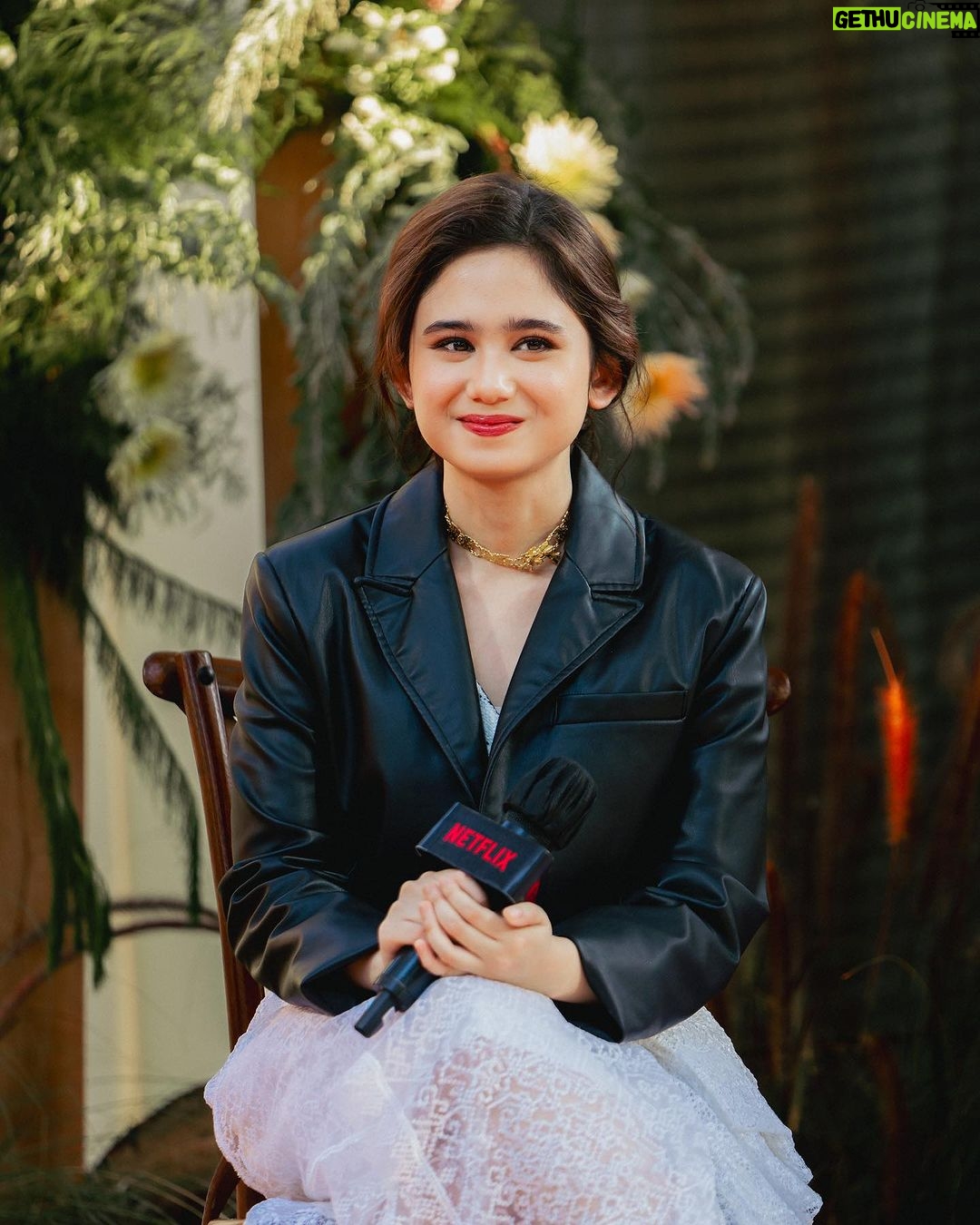 Tissa Biani Azzahra Instagram - Launching teaser Trailer and soundtrack of Netflix Original Series “GADIS KRETEK” 🚬🚬🚬 make up @nathasaagnes hair do @kristalianti styled @hagaipakan photo by @armanfebryan wardrobe @lululutfilabibi Casakhasa Garden Bistro