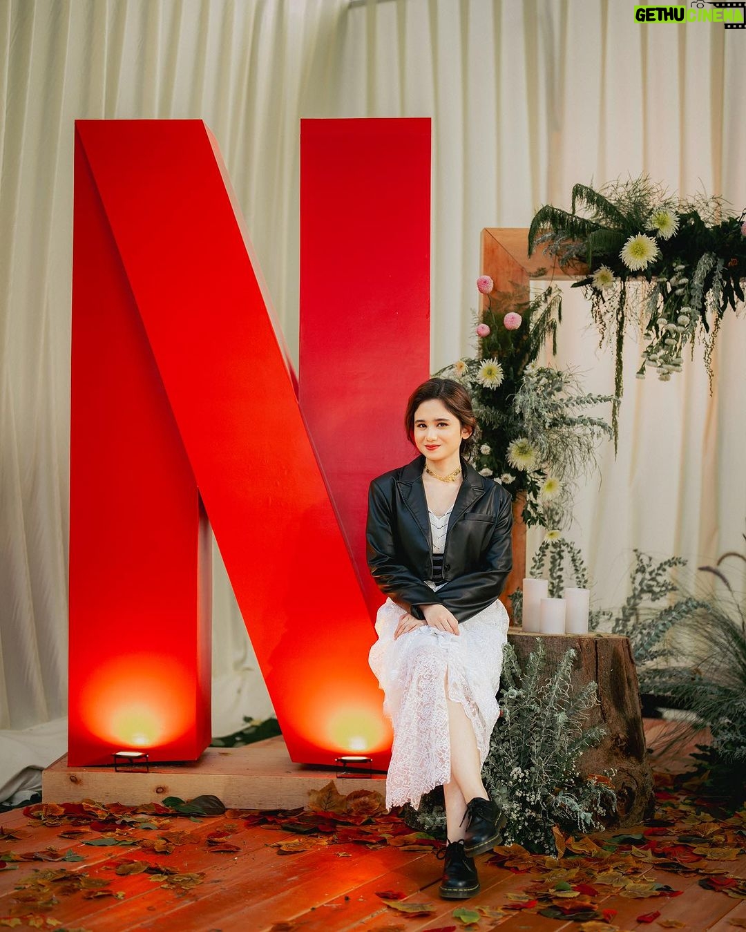 Tissa Biani Azzahra Instagram - Launching teaser Trailer and soundtrack of Netflix Original Series “GADIS KRETEK” 🚬🚬🚬 make up @nathasaagnes hair do @kristalianti styled @hagaipakan photo by @armanfebryan wardrobe @lululutfilabibi Casakhasa Garden Bistro