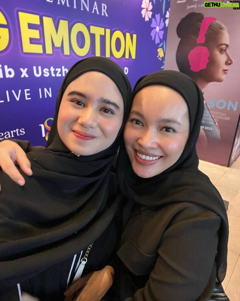 Tissa Biani Azzahra Instagram - Alhamdulillah Masya Allah, thank u Allah you have given me a chance to meet Ustadzah Dunia Shuaib in person. she has inspired us so much to always be strong and grateful 🩷 special thanks to ustadzah @okisetianadewi for helping me and tante @mulanjameela1 to take a photo with Ustadzah Dunia. 😂🙏🏻 May Allah bless us