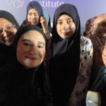 Tissa Biani Azzahra Instagram - Alhamdulillah Masya Allah, thank u Allah you have given me a chance to meet Ustadzah Dunia Shuaib in person. she has inspired us so much to always be strong and grateful 🩷 special thanks to ustadzah @okisetianadewi for helping me and tante @mulanjameela1 to take a photo with Ustadzah Dunia. 😂🙏🏻 May Allah bless us