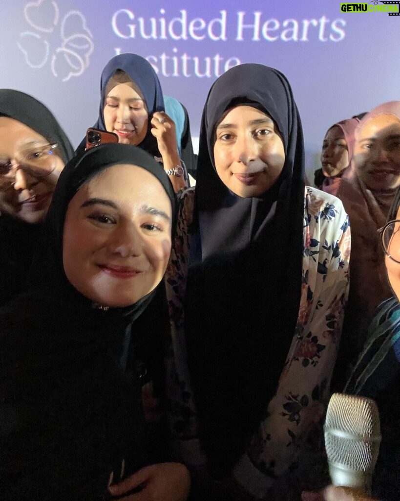 Tissa Biani Azzahra Instagram - Alhamdulillah Masya Allah, thank u Allah you have given me a chance to meet Ustadzah Dunia Shuaib in person. she has inspired us so much to always be strong and grateful 🩷 special thanks to ustadzah @okisetianadewi for helping me and tante @mulanjameela1 to take a photo with Ustadzah Dunia. 😂🙏🏻 May Allah bless us