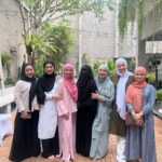 Tissa Biani Azzahra Instagram - لَا تَحْزَنْ إِنَّ اللَّهَ مَعَنَا "La tahzan innallaha ma'ana" Artinya: "Janganlah engkau bersedih, sesungguhnya Allah bersama kita". Masya Allah terimakasih banyak ya @_ummi_pipik_ atas ilmu kajiannya hari ini, jujur aku banyak mendapatkan ketenangan hati dan jawaban atas pertanyaan pertanyaan ku tentang kehidupan yang aku jalani belakangan ini. semoga berkah selalu ya umi 🌻❤️ terimakasih ka @_irishbella_ , dan ka @fitriarifinfw dah ajak aku..