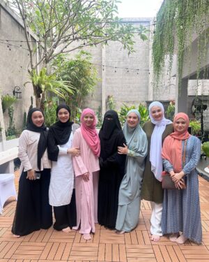 Tissa Biani Azzahra Instagram - لَا تَحْزَنْ إِنَّ اللَّهَ مَعَنَا
"La tahzan innallaha ma'ana"

Artinya: "Janganlah engkau bersedih, sesungguhnya Allah bersama kita".

Masya Allah terimakasih banyak ya @_ummi_pipik_ atas ilmu kajiannya hari ini, jujur aku banyak mendapatkan ketenangan hati dan jawaban atas pertanyaan pertanyaan ku tentang kehidupan yang aku jalani belakangan ini. 
semoga berkah selalu ya umi 🌻❤️
terimakasih ka @_irishbella_ , dan ka @fitriarifinfw dah ajak aku..