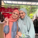 Tissa Biani Azzahra Instagram - لَا تَحْزَنْ إِنَّ اللَّهَ مَعَنَا "La tahzan innallaha ma'ana" Artinya: "Janganlah engkau bersedih, sesungguhnya Allah bersama kita". Masya Allah terimakasih banyak ya @_ummi_pipik_ atas ilmu kajiannya hari ini, jujur aku banyak mendapatkan ketenangan hati dan jawaban atas pertanyaan pertanyaan ku tentang kehidupan yang aku jalani belakangan ini. semoga berkah selalu ya umi 🌻❤️ terimakasih ka @_irishbella_ , dan ka @fitriarifinfw dah ajak aku..