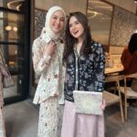 Tissa Biani Azzahra Instagram - bestfriend since 2019🫶🏻 congratulation @cutsyifaa atas kolaborasi nya bareng @geulis.id koleksi baju nya geulis geulis pisan euyy seperti orang nya!!! semua photonya dipotoin ama my luv @afifahifah23