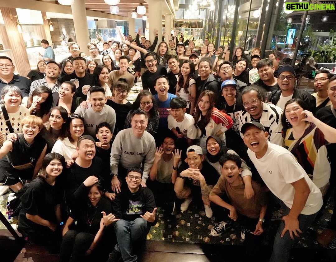 Tissa Biani Azzahra Instagram - Syukuran 7.500.000 penonton @pilem.agak.laen !!! selamat untuk kita semua all team agak laen!!! 💜💜💜🌻 naik terus yuk!!! Aamiin