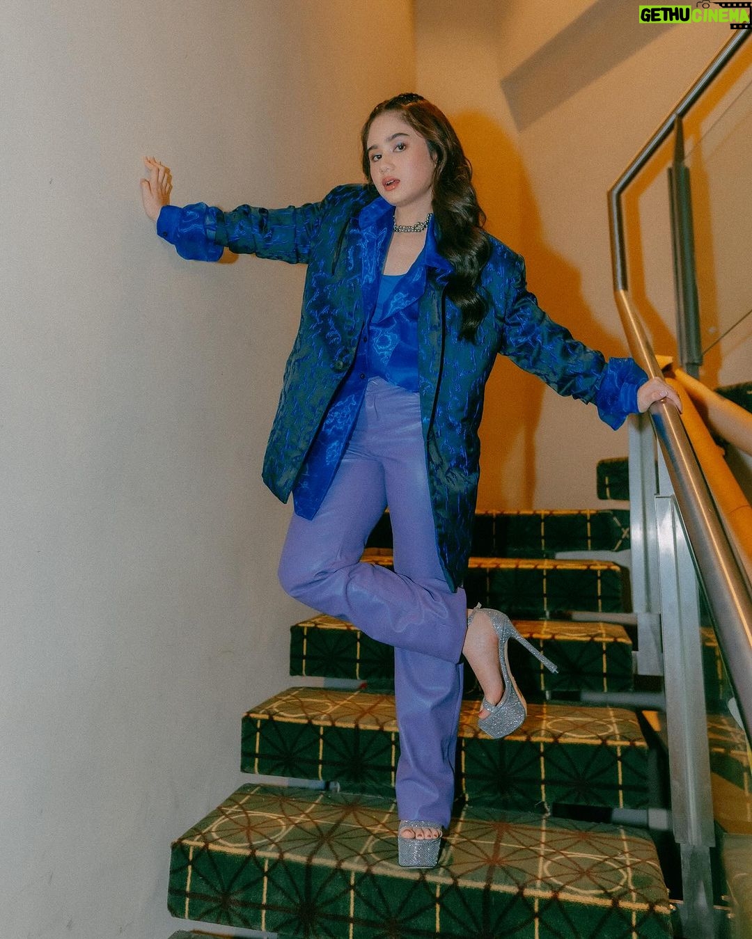 Tissa Biani Azzahra Instagram - Keep your head high, but your heels higher ✨ @stuartweitzman @kanmogroup.fashion #inOurShoes #SWindonesia