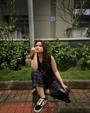 Tissa Biani Azzahra Instagram - hmm dia lagi ngapain yaa?🤔