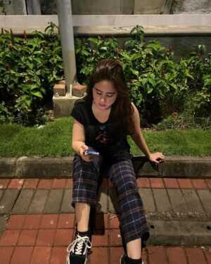 Tissa Biani Azzahra Instagram - hmm dia lagi ngapain yaa?🤔