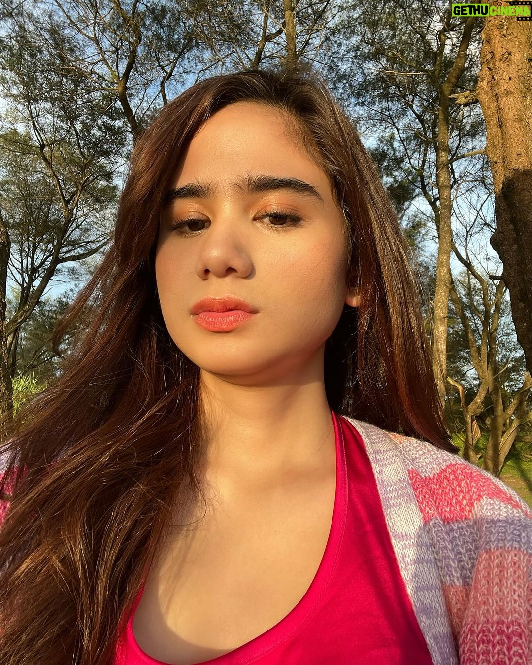 Tissa Biani Azzahra Instagram - sunkissed and make it pink. 🩷☀️