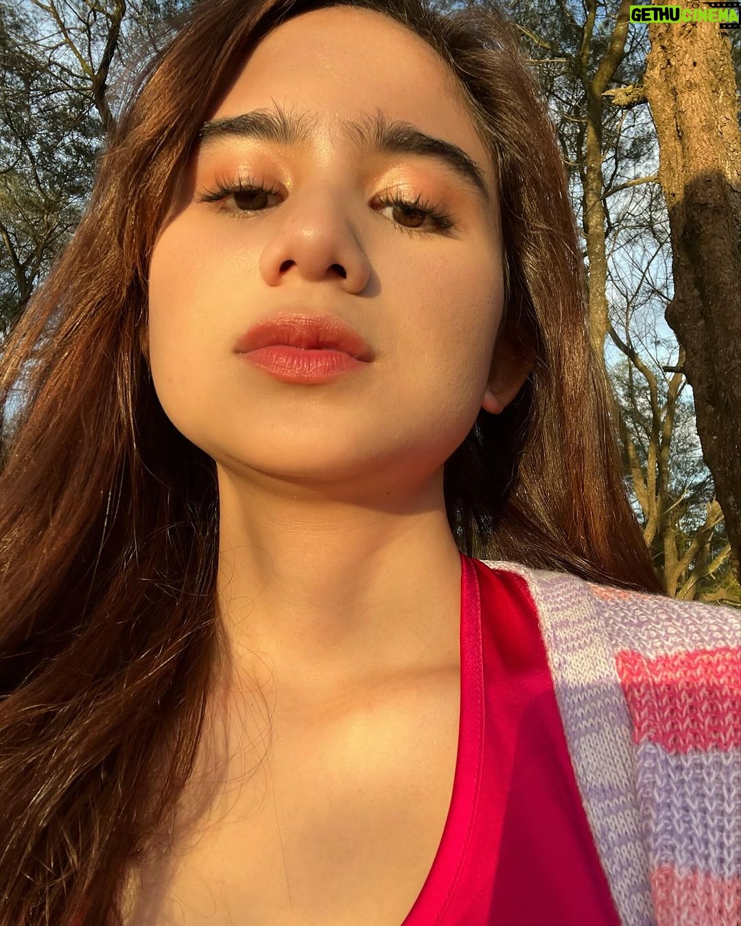 Tissa Biani Azzahra Instagram - sunkissed and make it pink. 🩷☀️