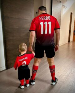 Tiziano Ferro Instagram - Scuola calcio, con papà. Aspettaci @alessandrodelpiero Soccer school with papá We’re coming wait for us! @alessandrodelpiero A empezar con el fútbol Ya llegamos @alessandrodelpiero