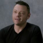Tiziano Ferro Instagram - Guarda il nuovo video LA PRIMA FESTA DEL PAPA’ su VEVO/YOUTUBE Link nelle storie