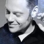 Tiziano Ferro Instagram - 20 anni di carriera, oltre 20 milioni di album venduti nel mondo, più di 125 dischi di Platino e Oro 🤩🎶 #Verissimo presenta un evento imperdibile pieno di emozioni e sorprese: IO SONO TIZIANO ❤️ @tizianoferro vi aspetta domenica 13 novembre su #Canale5!