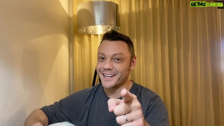 Tiziano Ferro Instagram - Ciao ragazzi, volete salire con me su un palco e duettare assieme? 🎤 Qui potete trovare tutte le informazioni per partecipare all’iniziativa #DuettaConTiziano e… in bocca al lupo! Registra un video (max 45MB) in cui canti uno dei successi di Tiziano Ferro. Poi compila la form e carica il video: il palco potrebbe essere tuo 👉🏻 https://www.mediaset.it/form/duettacontiziano.html