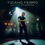 Tiziano Ferro Instagram - 𝐋𝐀 𝐕𝐈𝐓𝐀 𝐒𝐏𝐋𝐄𝐍𝐃𝐈𝐃𝐀 💙 𝘿𝙖𝙡 9 𝙨𝙚𝙩𝙩𝙚𝙢𝙗𝙧𝙚, 𝙞𝙡 𝙣𝙪𝙤𝙫𝙤 𝙨𝙞𝙣𝙜𝙤𝙡𝙤 𝙚 𝙞𝙡 𝙣𝙪𝙤𝙫𝙤 𝙫𝙞𝙙𝙚𝙤. - 9/9 : 𝙣𝙚𝙬 𝙨𝙞𝙣𝙜𝙡𝙚, 𝙣𝙚𝙬 𝙢𝙪𝙨𝙞𝙘 𝙫𝙞𝙙𝙚𝙤 𝙤𝙪𝙩! - 𝙀𝙡 𝙣𝙪𝙚𝙫𝙤 𝙨𝙞𝙣𝙜𝙡𝙚 𝙚𝙡 𝙣𝙪𝙚𝙫𝙤 𝙫𝙞𝙙𝙚𝙤: 9 𝙙𝙚 𝙨𝙚𝙥𝙩𝙞𝙚𝙢𝙗𝙧𝙚. “Ma una vita così io la voglio lo stesso una vita così A pensarci mi vengono i brividi Ma io la voglio cantare anche quando l’orchestra scompare”. - A life like this I still want it, no matter what Just thinking about it makes me shiver But I wanna sing it Even when the orchestra will disappear “. - “Una vida así Yo la quiero de todas las formas una vida así Lo pienso y tiemblo Pero quiero cantarla Aunque al fondo la orquesta se pare”