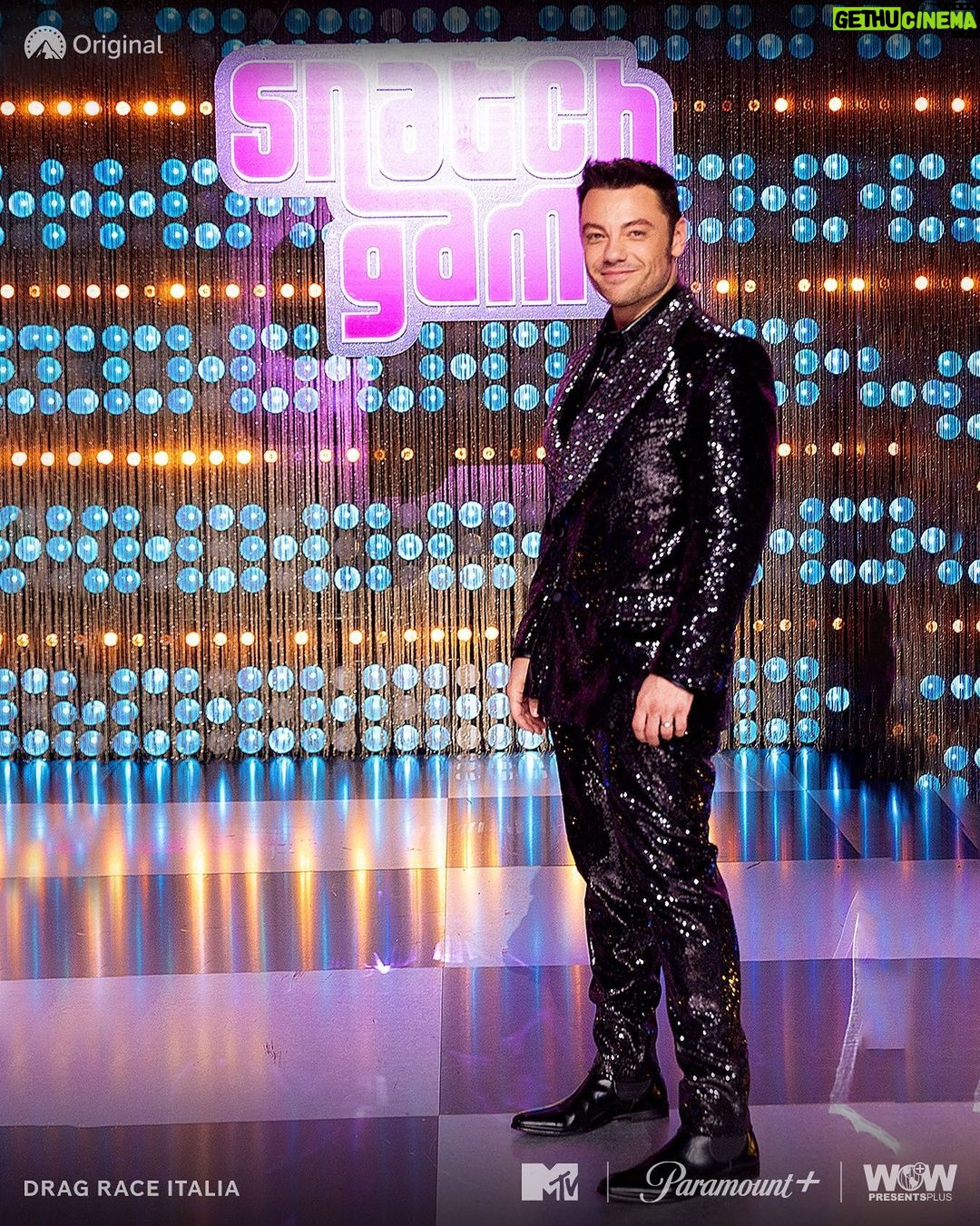 Tiziano Ferro Instagram - Tenetevi forte, arriva π
π½π°π
π²π· πΆπ°πΌπ΄ β¦e il suo nuovo conduttore πποΈπ Ιͺα΄Β΄s ππππππ ππππ Η«α΄α΄α΄Ι΄s! α΄Ι΄α΄
Ι’α΄α΄ss α΄‘Κα΄Β΄s Κα΄sα΄ΙͺΙ΄Ι’ Ιͺα΄?!? #tzn #snatchgame Questa settimana finalmente potrete vedere tutto sulla mia βirruzioneβ a #DragRaceItalia ππ°π
²π΄ππ
: sα΄α΄Κα΄ Κα΄α΄Κ α΄Ι΄Ι’ΙͺΙ΄α΄s! In Italia solo su @paramountplusit Around the world on @wowpresentsplus @dragraceitalia.official #dragraceitalia #rupauldragrace #dragrace