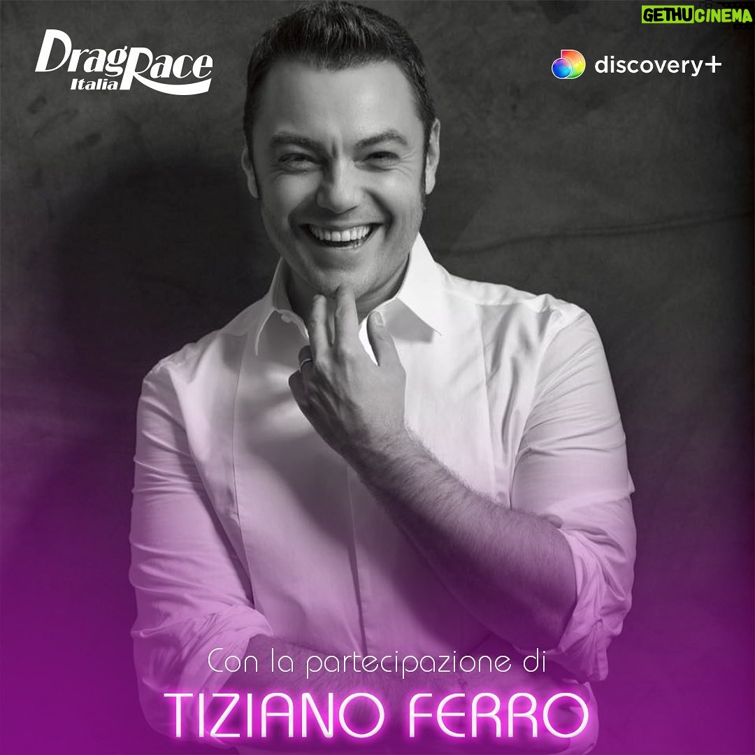 Tiziano Ferro Instagram - «Io sono il più grande fan di Drag Race nel mondo! Non sto più nella pelle! Quando ho saputo che #DragRaceItalia stava per iniziare, ho detto "questo è il mio sogno!"». @tizianoferro non poteva mancare, soprattutto in questa puntata speciale dedicata a #RaffaellaCarrà. 👑 Le nostre Queen e noi tuttə ti ringraziamo per i ricordi condivisi e i consigli sulla tua Raffaella. ❤ 👆 Guarda la 3° puntata a mezzanotte su @discoveryplus!